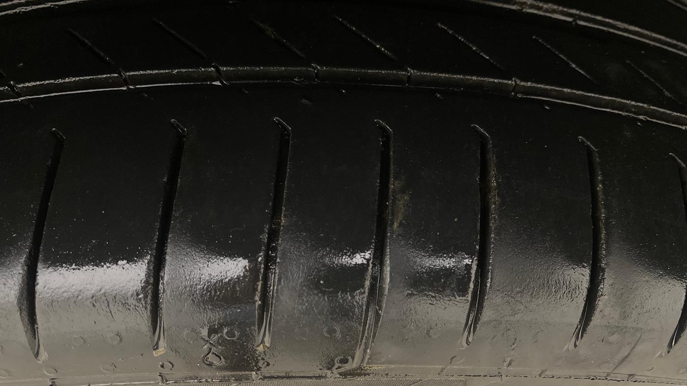 2013 Hyundai Santa Fe 4 WD AT, Diesel, Automatic, 1,22,204 km, Left Rear Tyre Tread
