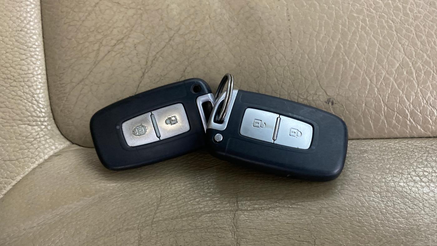 2013 Hyundai Santa Fe 4 WD AT, Diesel, Automatic, 1,22,204 km, Key Close Up