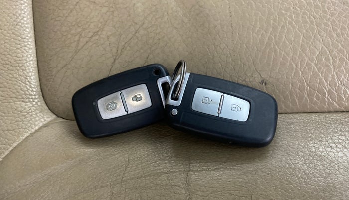 2013 Hyundai Santa Fe 4 WD AT, Diesel, Automatic, 1,22,204 km, Key Close Up