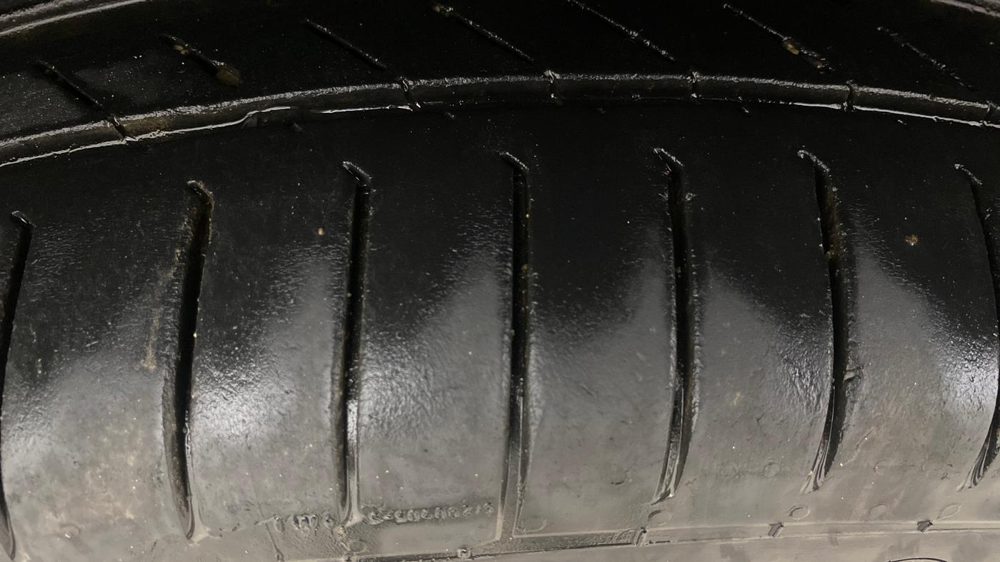 2013 Hyundai Santa Fe 4 WD AT, Diesel, Automatic, 1,22,204 km, Right Rear Tyre Tread