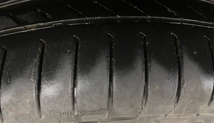 2013 Hyundai Santa Fe 4 WD AT, Diesel, Automatic, 1,22,204 km, Right Rear Tyre Tread