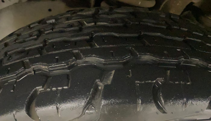 2017 Mahindra TUV300 T6 PLUS, Diesel, Manual, 30,609 km, Right Front Tyre Tread