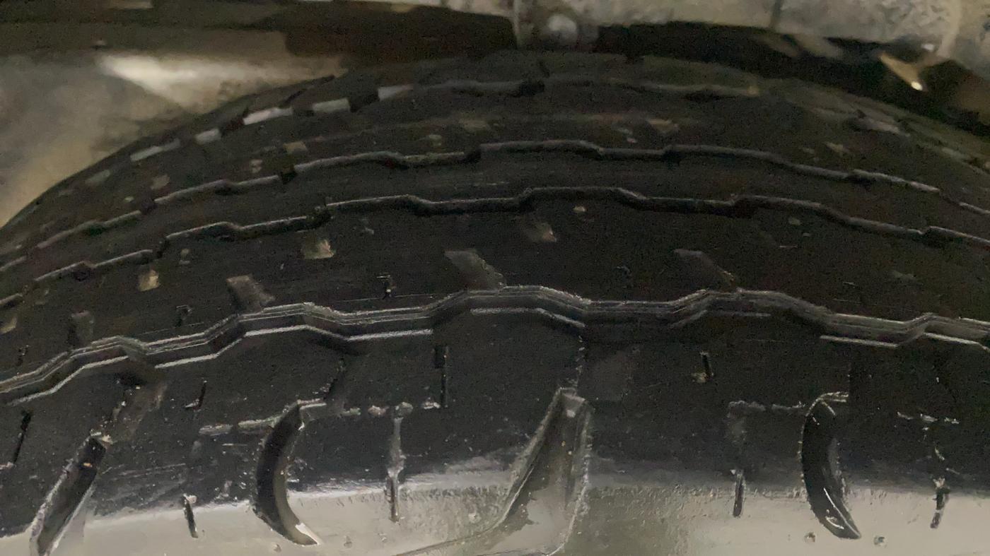 2017 Mahindra TUV300 T6 PLUS, Diesel, Manual, 30,609 km, Left Rear Tyre Tread