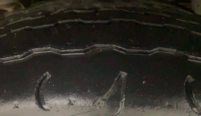 2017 Mahindra TUV300 T6 PLUS, Diesel, Manual, 30,609 km, Left Front Tyre Tread