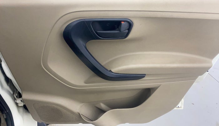 2017 Mahindra TUV300 T6 PLUS, Diesel, Manual, 30,609 km, Driver Side Door Panels Control