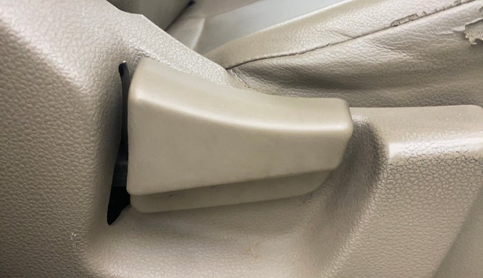 2017 Mahindra TUV300 T6 PLUS, Diesel, Manual, 30,609 km, Driver Side Adjustment Panel