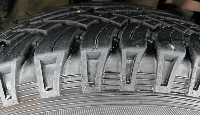 2016 Mahindra TUV300 T8, Diesel, Manual, 1,09,251 km, Left Rear Tyre Tread