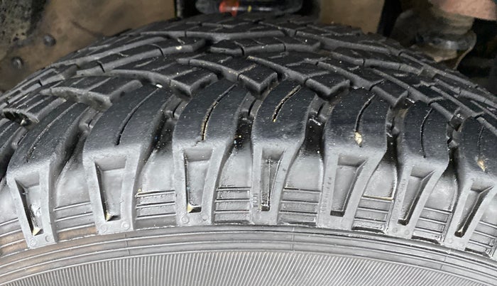 2016 Mahindra TUV300 T8, Diesel, Manual, 1,09,251 km, Right Front Tyre Tread