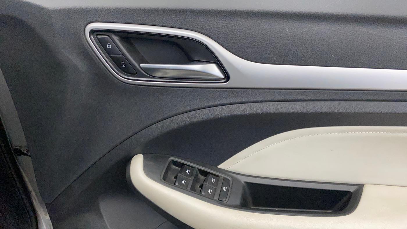 2022 MG ASTOR SUPER 1.5 MT, Petrol, Manual, 39,517 km, Driver Side Door Panels Control