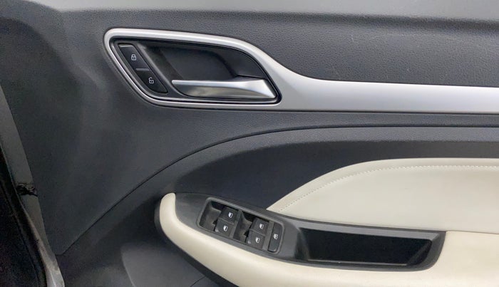 2022 MG ASTOR SUPER 1.5 MT, Petrol, Manual, 39,486 km, Driver Side Door Panels Control