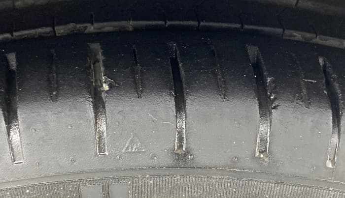 2018 Maruti Ciaz ALPHA  AT 1.5 SHVS PETROL, Petrol, Automatic, 35,118 km, Right Front Tyre Tread