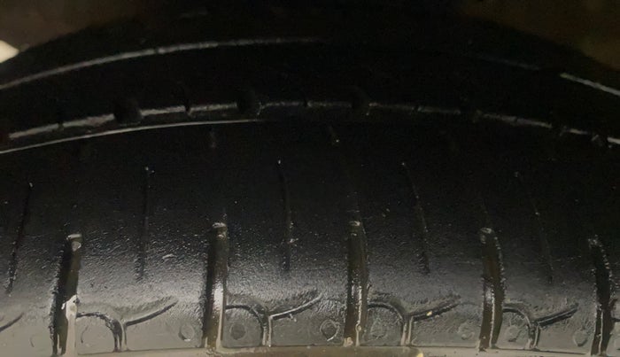 2018 Hyundai Eon MAGNA +, Petrol, Manual, 1,09,456 km, Left Front Tyre Tread