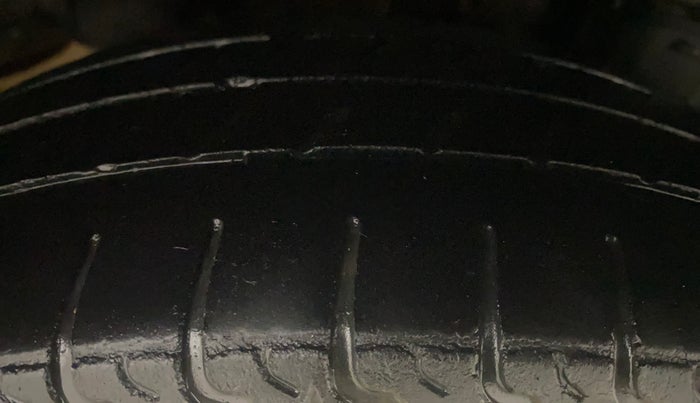 2018 Hyundai Eon MAGNA +, Petrol, Manual, 1,09,456 km, Left Rear Tyre Tread