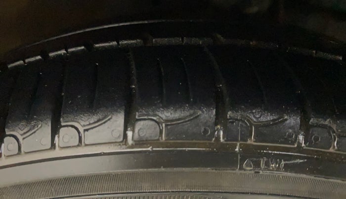 2018 Hyundai Eon MAGNA +, Petrol, Manual, 1,09,456 km, Right Front Tyre Tread