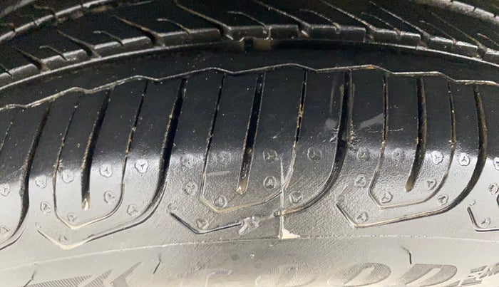 2017 Volkswagen Vento HIGHLINE 1.6 MPI, Petrol, Manual, 17,171 km, Left Front Tyre Tread