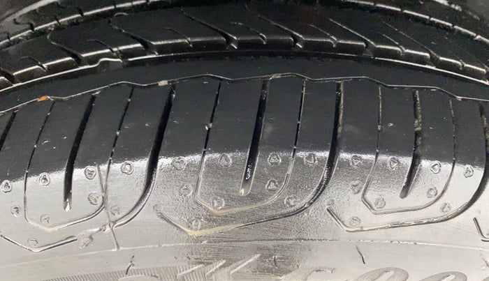 2017 Volkswagen Vento HIGHLINE 1.6 MPI, Petrol, Manual, 17,171 km, Left Rear Tyre Tread