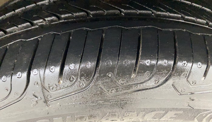 2017 Volkswagen Vento HIGHLINE 1.6 MPI, Petrol, Manual, 17,171 km, Right Front Tyre Tread