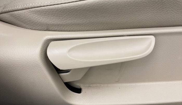 2017 Volkswagen Vento HIGHLINE 1.6 MPI, Petrol, Manual, 17,171 km, Driver Side Adjustment Panel