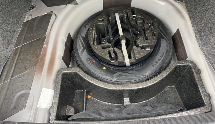 2017 Volkswagen Vento HIGHLINE 1.6 MPI, Petrol, Manual, 17,171 km, Spare Tyre