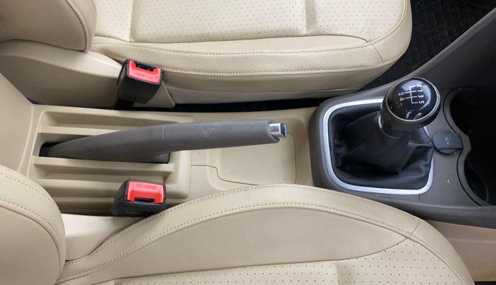 2017 Volkswagen Vento HIGHLINE 1.6 MPI, Petrol, Manual, 17,171 km, Gear Lever