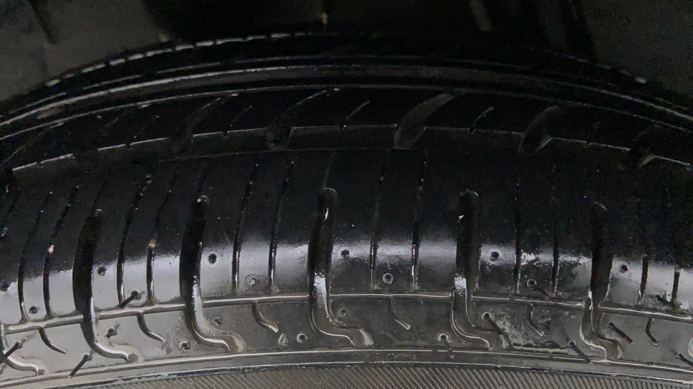 2018 Renault Kwid RXT 1.0 EASY-R AT OPTION, CNG, Automatic, 23,665 km, Right Front Tyre Tread