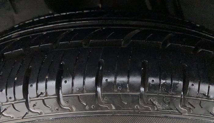 2018 Renault Kwid RXT 1.0 EASY-R AT OPTION, CNG, Automatic, 23,665 km, Right Front Tyre Tread