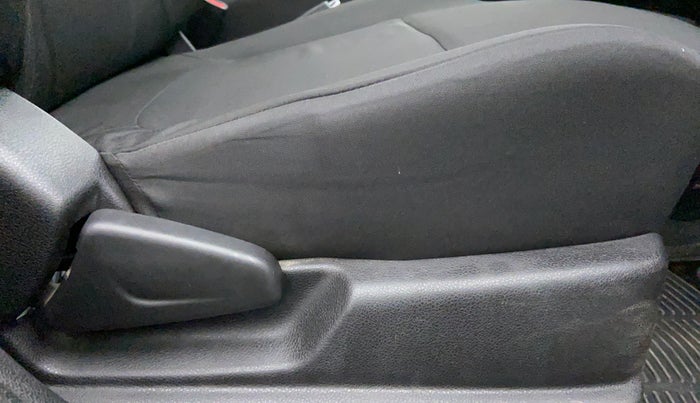 2018 Renault Kwid RXT 1.0 EASY-R AT OPTION, CNG, Automatic, 23,665 km, Driver Side Adjustment Panel
