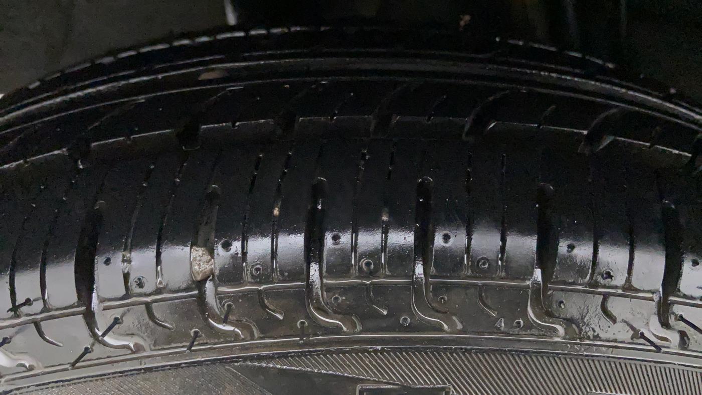 2018 Renault Kwid RXT 1.0 EASY-R AT OPTION, CNG, Automatic, 23,665 km, Left Front Tyre Tread