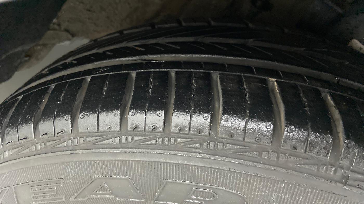 2014 Volkswagen Vento COMFORTLINE MT PETROL, Petrol, Manual, 45,321 km, Right Front Tyre Tread