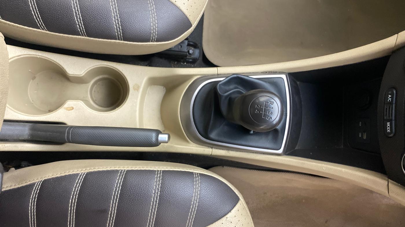2015 Hyundai Verna FLUIDIC 4S 1.6 VTVT S(O), Petrol, Manual, 57,214 km, Gear Lever