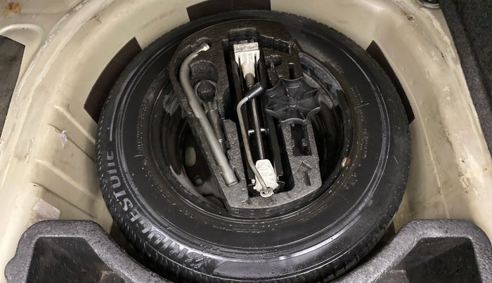 2013 Skoda Rapid AMBITION 1.6 TDI CR MT PLUS, Diesel, Manual, 1,23,994 km, Spare Tyre