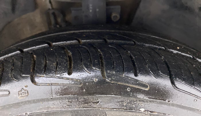 2013 Skoda Rapid AMBITION 1.6 TDI CR MT PLUS, Diesel, Manual, 1,23,994 km, Right Front Tyre Tread