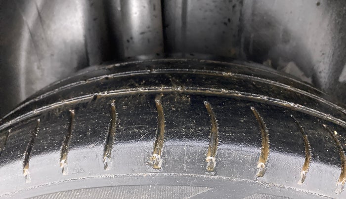 2013 Skoda Rapid AMBITION 1.6 TDI CR MT PLUS, Diesel, Manual, 1,23,994 km, Right Rear Tyre Tread