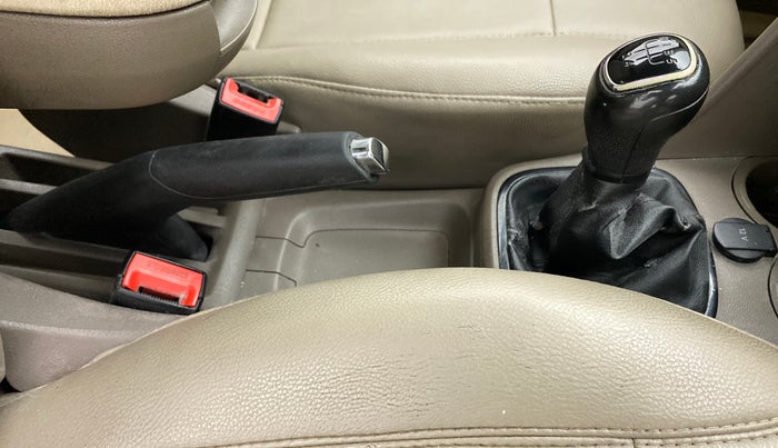 2013 Skoda Rapid AMBITION 1.6 TDI CR MT PLUS, Diesel, Manual, 1,23,994 km, Gear Lever