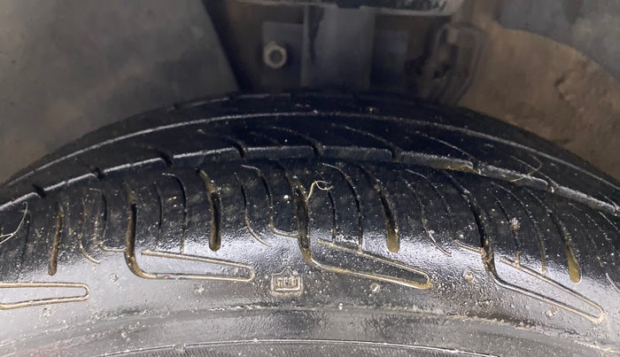 2013 Skoda Rapid AMBITION 1.6 TDI CR MT PLUS, Diesel, Manual, 1,23,994 km, Left Front Tyre Tread