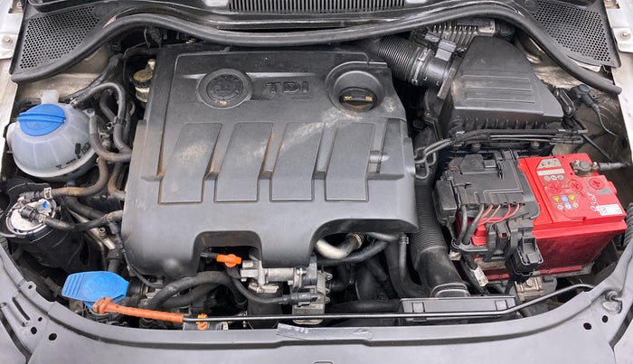 2013 Skoda Rapid AMBITION 1.6 TDI CR MT PLUS, Diesel, Manual, 1,23,994 km, Open Bonet