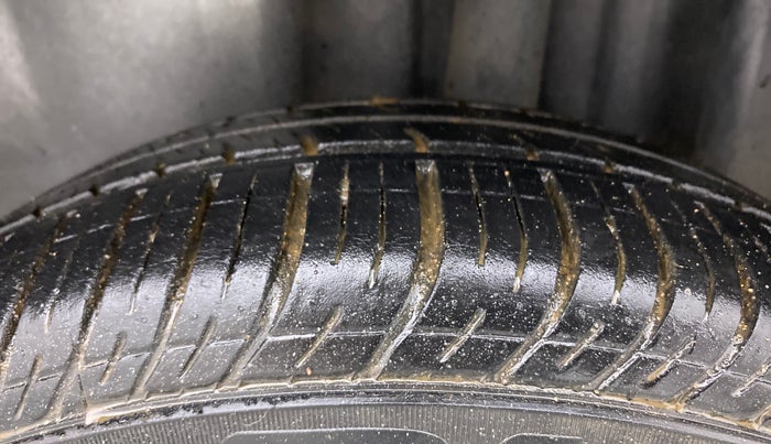 2013 Skoda Rapid AMBITION 1.6 TDI CR MT PLUS, Diesel, Manual, 1,23,994 km, Left Rear Tyre Tread