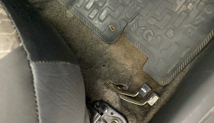 2016 Maruti Alto 800 LXI, Petrol, Manual, 61,237 km, Flooring - Carpet is minor damage