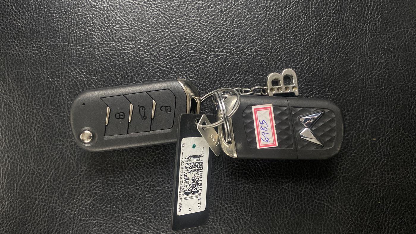 2023 Mahindra XUV300 W6 1.2 PETROL, Petrol, Manual, 20,345 km, Key Close Up