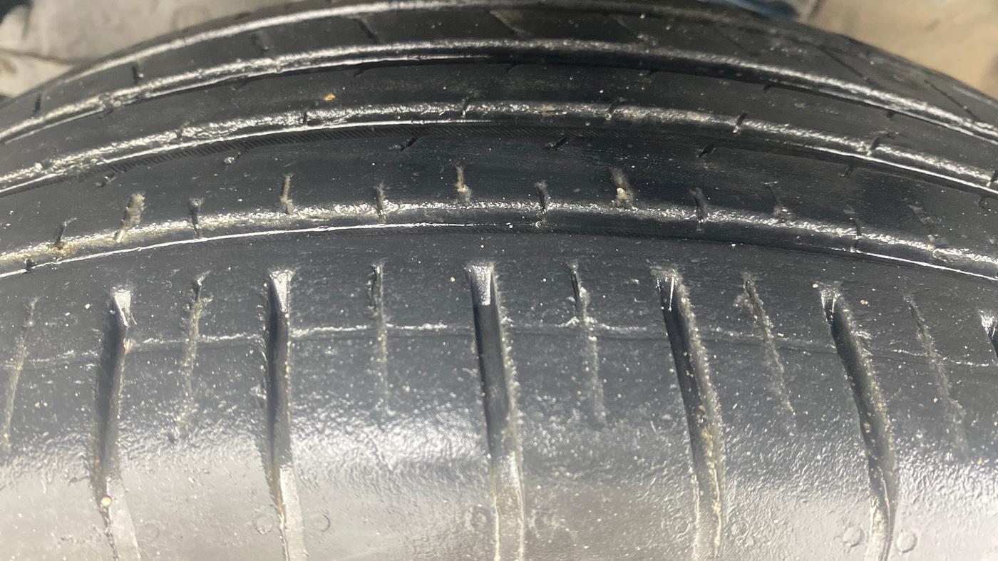 2023 Mahindra XUV300 W6 1.2 PETROL, Petrol, Manual, 20,345 km, Left Front Tyre Tread