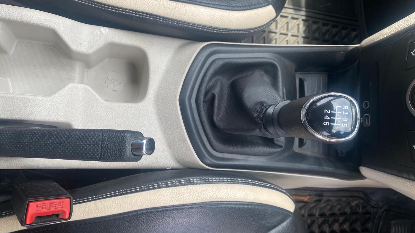 2023 Mahindra XUV300 W6 1.2 PETROL, Petrol, Manual, 20,345 km, Gear Lever
