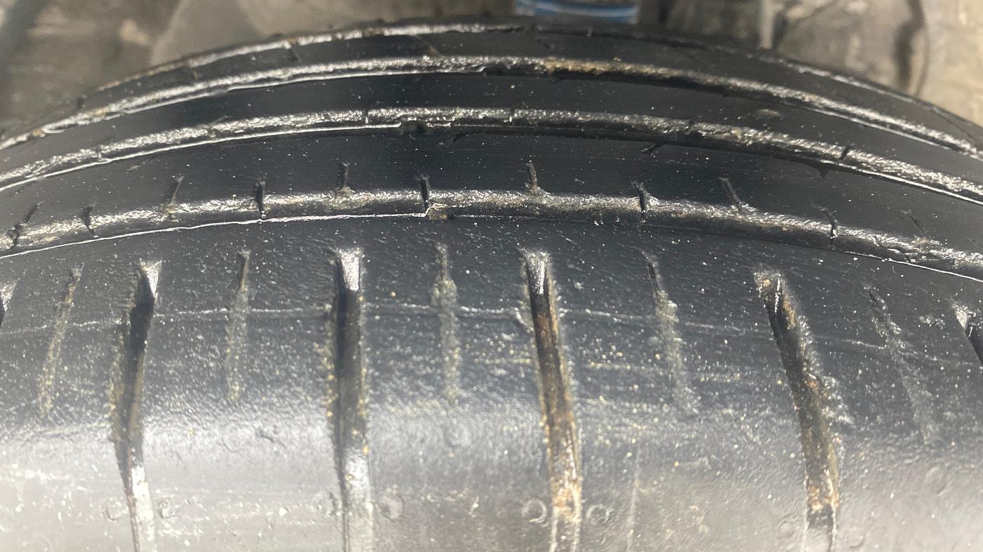 2023 Mahindra XUV300 W6 1.2 PETROL, Petrol, Manual, 20,345 km, Right Front Tyre Tread