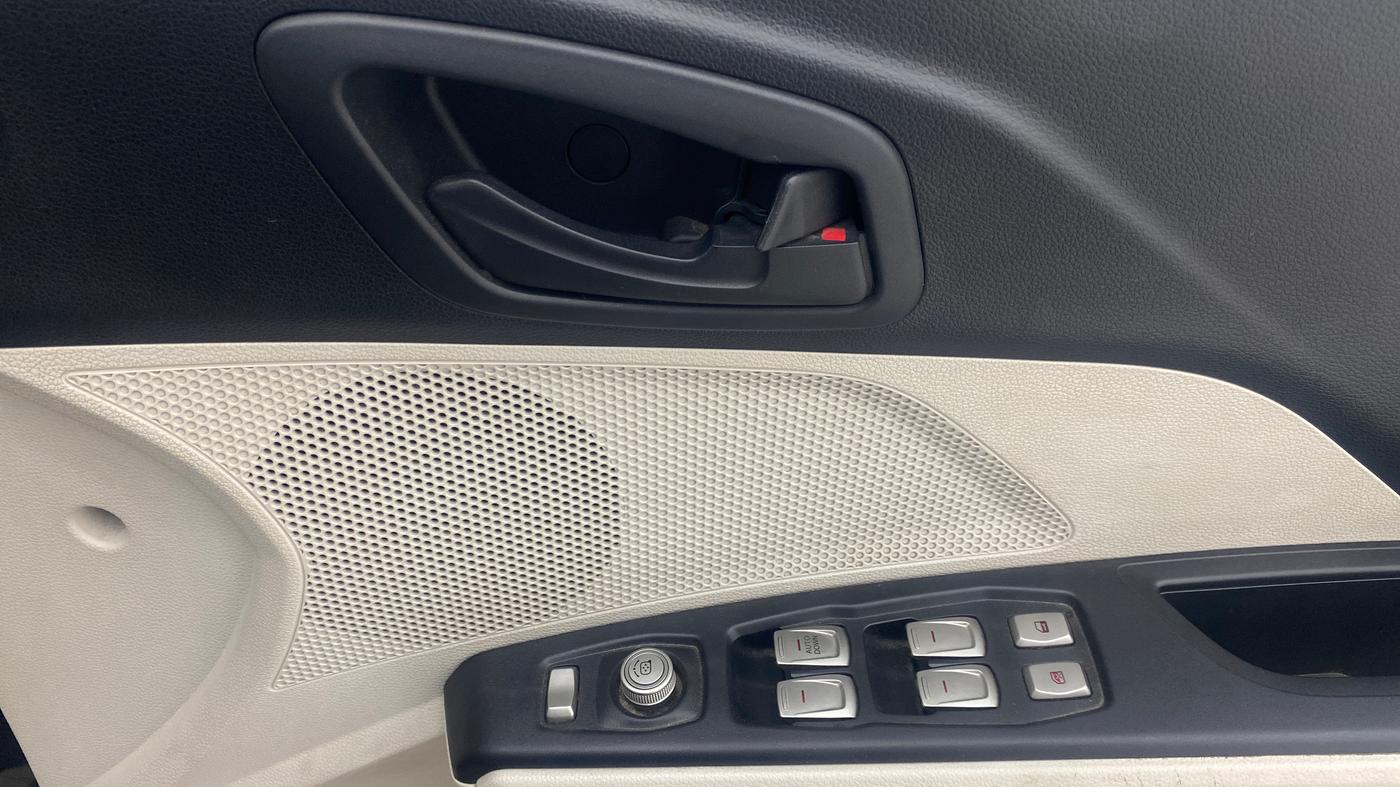 2023 Mahindra XUV300 W6 1.2 PETROL, Petrol, Manual, 20,345 km, Driver Side Door Panels Control
