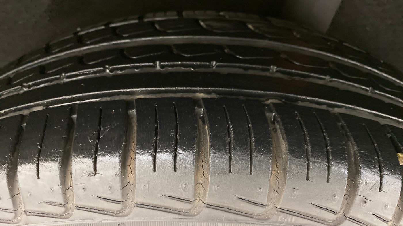 2010 Volkswagen Beetle 2.0 AT, Petrol, Automatic, 13,268 km, Left Rear Tyre Tread