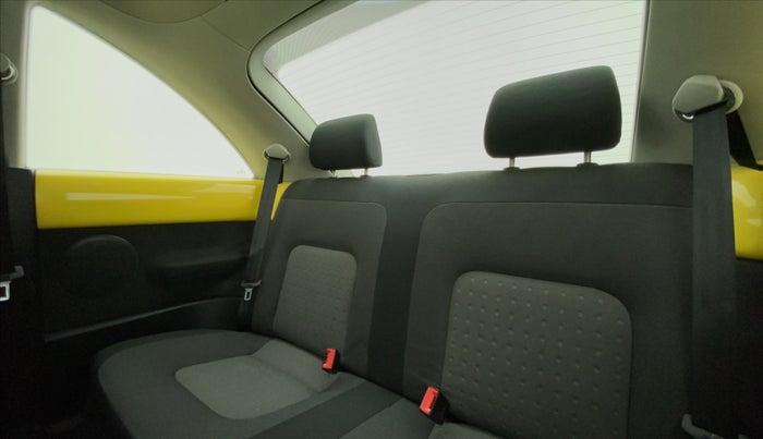 2010 Volkswagen Beetle 2.0 AT, Petrol, Automatic, 13,268 km, Right Side Rear Door Cabin