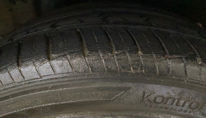 2017 Hyundai Verna 1.6 VTVT SX O, CNG, Manual, 63,998 km, Right Rear Tyre Tread