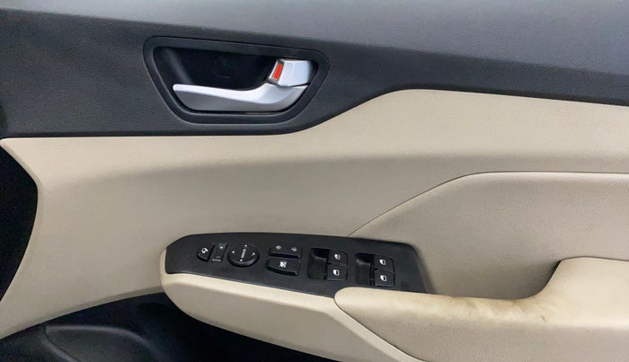 2017 Hyundai Verna 1.6 VTVT SX O, CNG, Manual, 63,998 km, Driver Side Door Panels Control