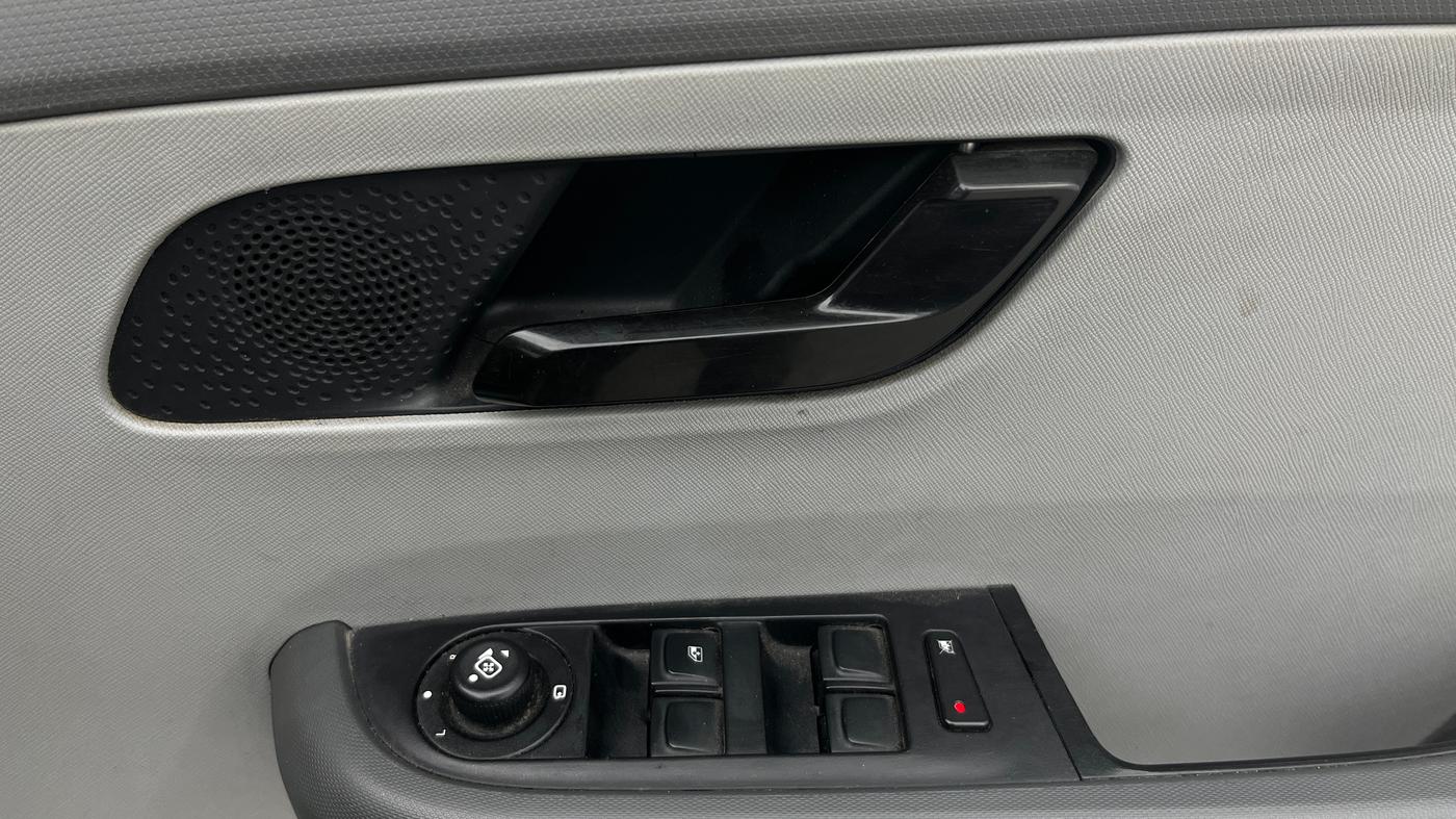 2020 Tata ALTROZ XT PETROL, Petrol, Manual, 45,038 km, Driver Side Door Panels Control