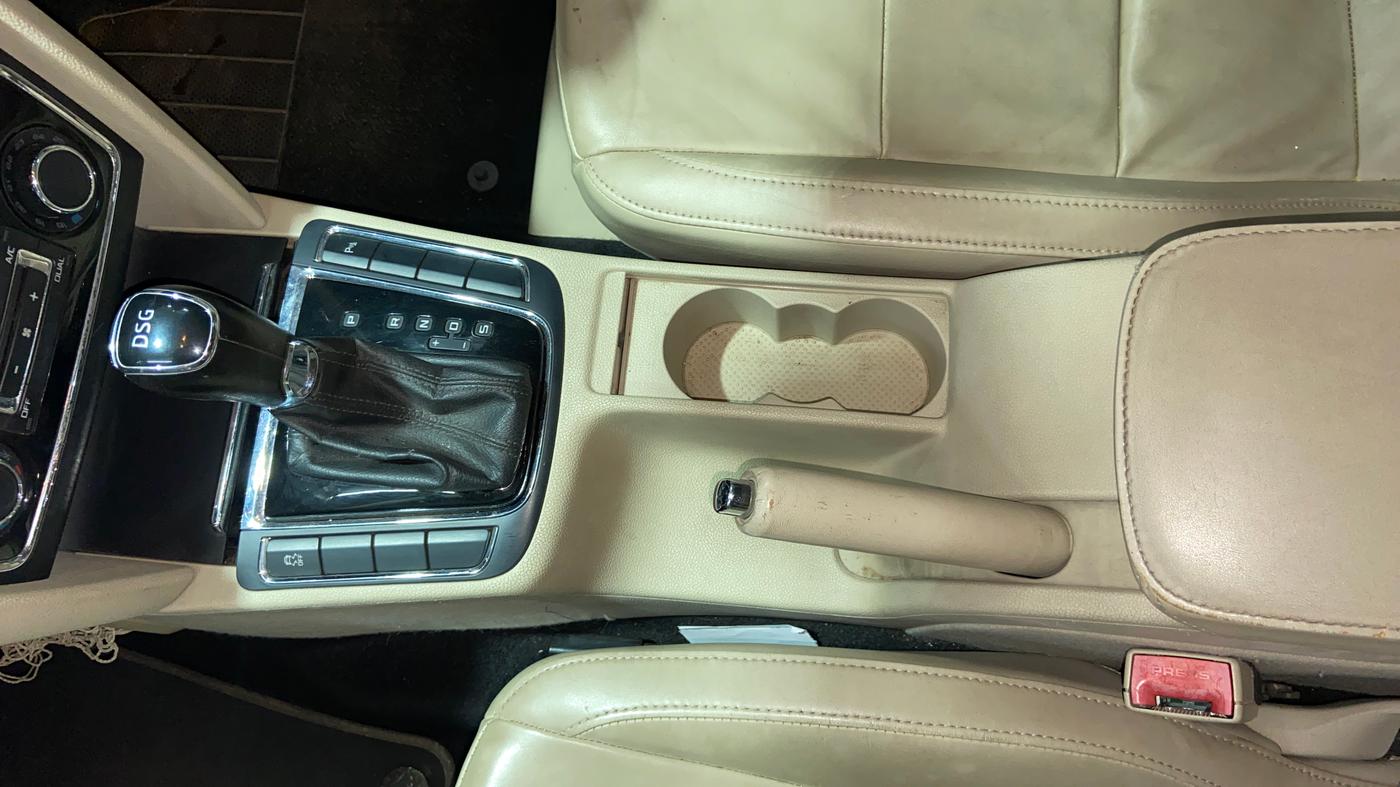 2014 Skoda Superb ELEGANCE 1.8 TSI AT, Petrol, Automatic, 63,516 km, Gear Lever