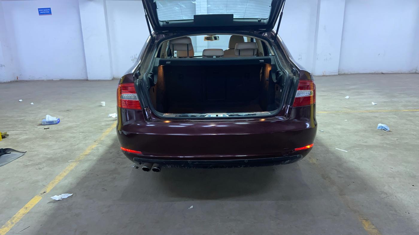 2014 Skoda Superb ELEGANCE 1.8 TSI AT, Petrol, Automatic, 63,516 km, Boot Inside